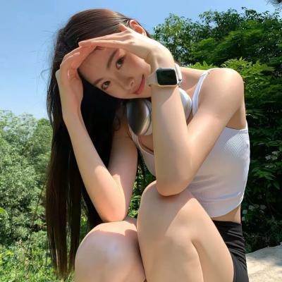 她背后的那双手